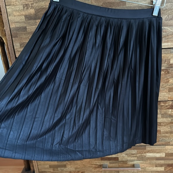 Basic black pleated skirt - Picture 3 of 5